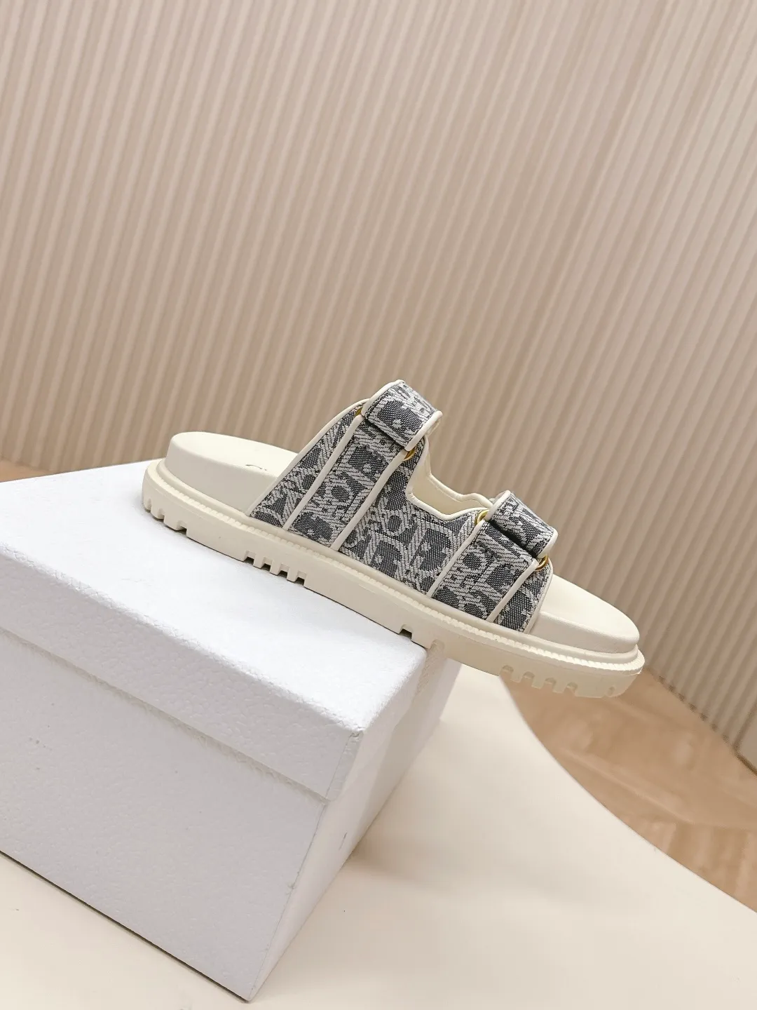 👟👟Ex-factory price 480👟👟 The latest spring and summer new colors, classic upgrades plus 2025 new colors Dior Dior classic Velcro sandals and slippers series original replica high version super durable and versatile style very comfortable on the foot, slim and white original custom-made upper, original d hardware buckle, original TPU outsole Size: 35-41 yards 42 orders